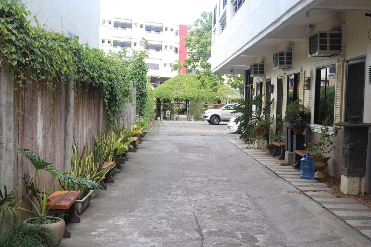 Reddoorz Near Colgante Bridge Naga City Екстер'єр фото